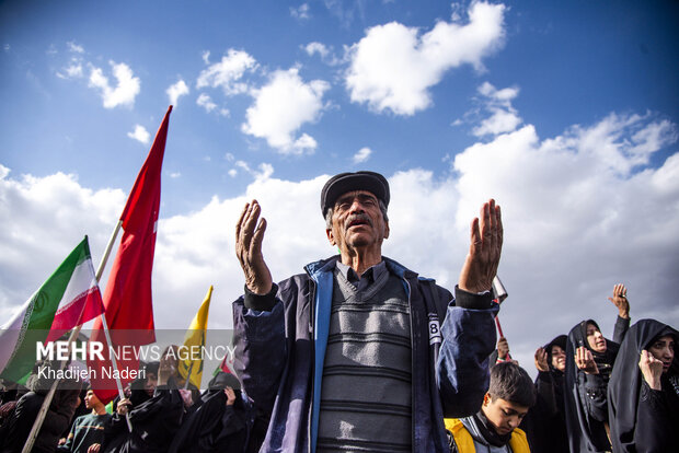 ۱۲ ساعت حماسه در خیابان کشور دوست؛ غم و اندوه ملت برای پدر