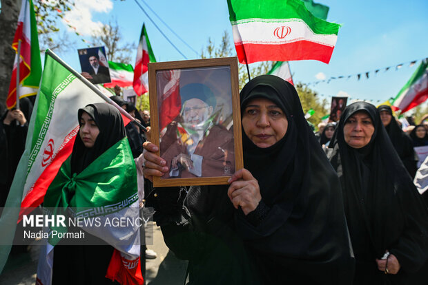 ۱۲ ساعت حماسه در خیابان کشور دوست؛ غم و اندوه ملت برای پدر