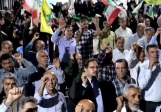 اجتماع شبانه مردم بندر دیر در دفاع از انقلاب و رهبری