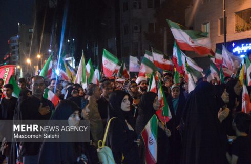 اجتماع مردم و تشییع پیکر شهید «عباس چوپانی» در بندرعباس اجتماع مردم و تشییع پیکر شهید «عباس چوپانی» در بندرعباس