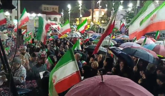 استقبال از خانواده شهدای دانش آموز میناب در تجمع شبانه مردم شهر رشت