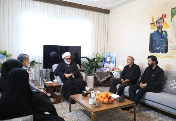 دیدار تولیت آستان قدس رضوی با خانواده‌ دو شهید جنگ رمضان 