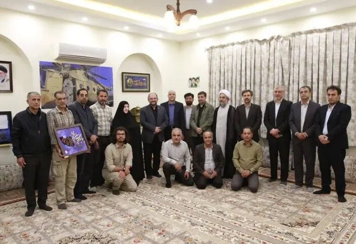 دیدار معاون فرهنگی دانشگاه آزاد با خانواده و مادر مکرم شهیدان پاکپور