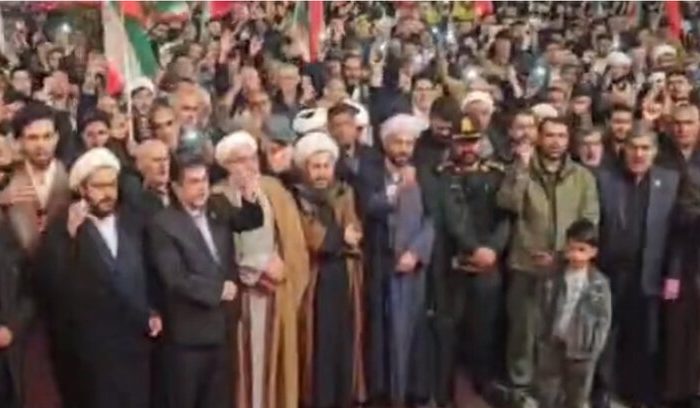 طنین فریاد «مرگ بر آمریکا» و «مرگ بر اسرائیل» در تجمع شبانه مردم خوی