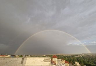 نمایی زیبا از پدیده رنگین کمان در آسمان شهر شاندیز
