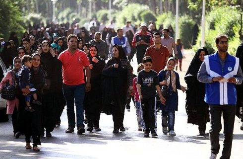 پیاده‌روی خانوادگی به مناسبت هفته ملی سلامت و جمعیت در خرم‌آباد