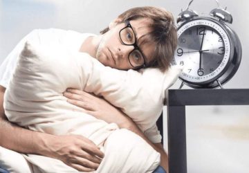 چرا بی دلیل ساعت ۴ صبح بیدار می‌شویم؟