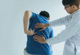 چه چیزی باعث نورالژی بین دنده ای می شود؟
