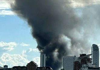 آتش‌سوزی گسترده در جنوب لندن/ ۱۰۰ آتش‌نشان به محل حادثه اعزام شدند