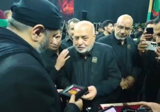 خادم ویژه تعویض پرچم حرم امام حسین (ع) در جمع عزاداران تبریز
