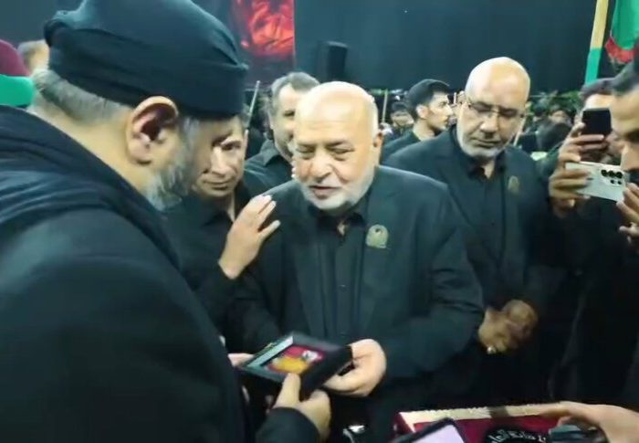 خادم ویژه تعویض پرچم حرم امام حسین (ع) در جمع عزاداران تبریز
