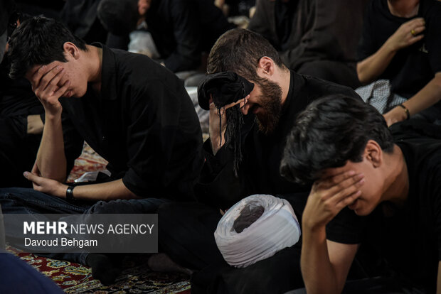 سینه زنی در شام شهادت امام حسین(ع) در حرم امام رضا(ع)