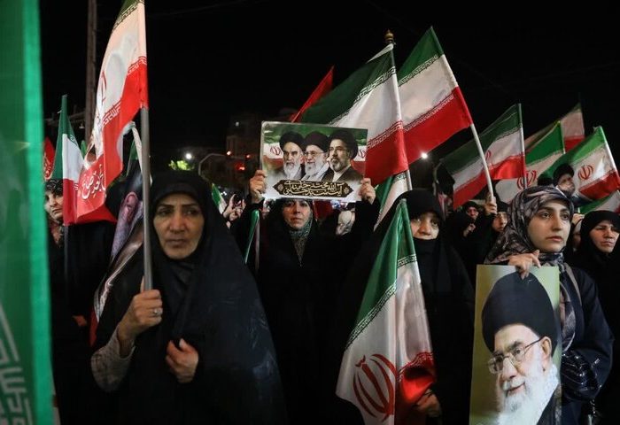مردم آزادشهر: حمایت از رهبر تا پای جان ادامه دارد