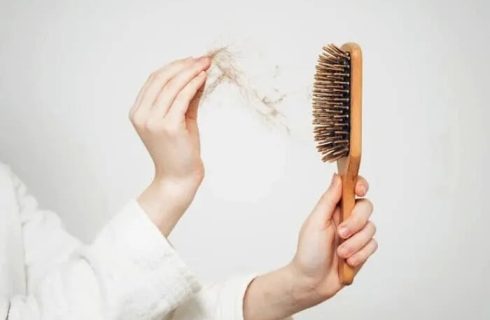 چرا موهای زنان پس از زایمان می‌ریزد؟