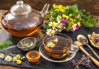 ۷ دمنوش گیاهی مؤثر در طب سنتی برای آرامش اعصاب و بهبود خواب