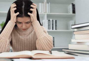 اضطراب چه نشانه هایی در بدن دارد؟ از تپش قلب تا معده درد
