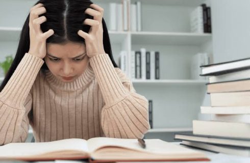 اضطراب چه نشانه هایی در بدن دارد؟ از تپش قلب تا معده درد