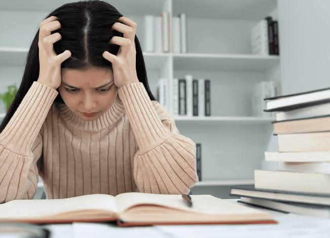 اضطراب چه نشانه هایی در بدن دارد؟ از تپش قلب تا معده درد