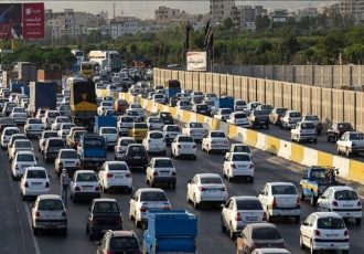 آخرین وضعیت ترافیکی محور‌های منتهی به شهر قم / ترافیک آزادراه تهران–قم به اوج رسید