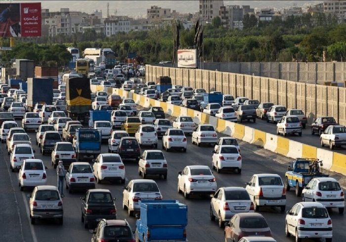 آخرین وضعیت ترافیکی محور‌های منتهی به شهر قم / ترافیک آزادراه تهران–قم به اوج رسید