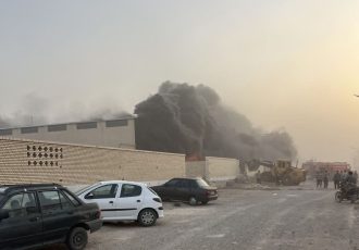 پایان ۴ ساعت عملیات نفس‌گیر برای مهار آتش‌سوزی واحد تولیدی آران‌وبیدگل