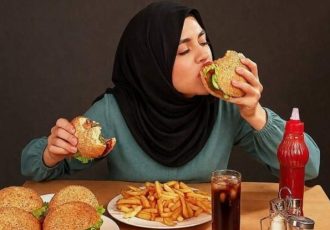پرخوری عصبی در دختران نوجوان چه ارتباطی با عوامل روانی دارد؟
