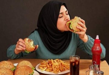 پرخوری عصبی در دختران نوجوان چه ارتباطی با عوامل روانی دارد؟