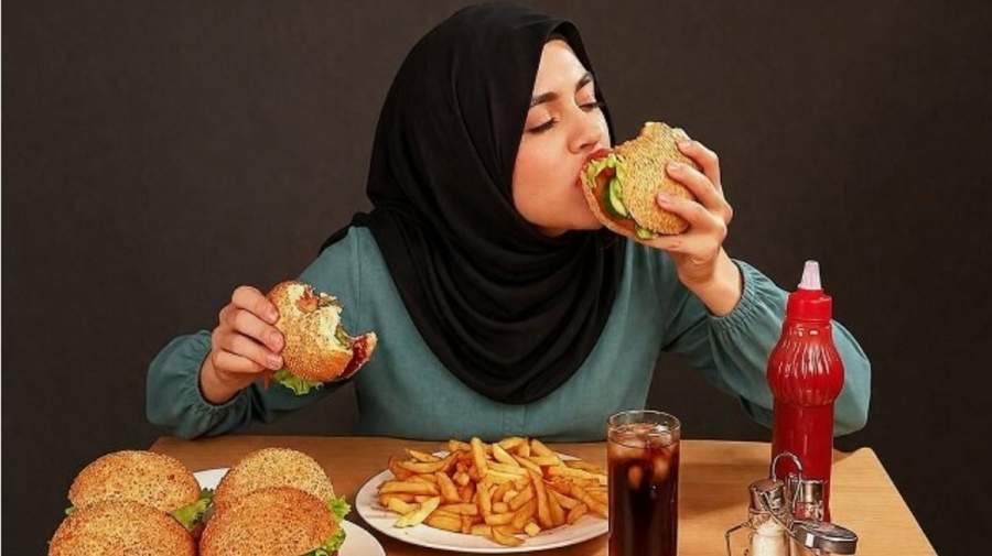 پرخوری عصبی در دختران نوجوان چه ارتباطی با عوامل روانی دارد؟