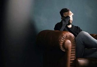 ۶ نشانه اضطراب در مردان که بسیاری آن را نادیده می‌گیرند