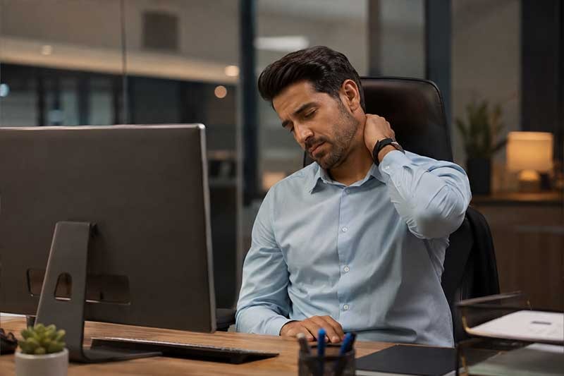 پشت میز نشینی و خستگی عضلات؛ چگونه بعد از یک روز کاری به بدن استراحت بدهیم؟