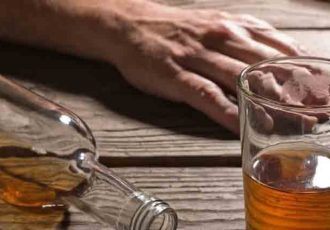 عوارض مصرف الکل را جدی بگیرید؛ از التهاب معده تا هپاتیت الکلی عوارض مصرف الکل را جدی بگیرید؛ از التهاب معده تا هپاتیت الکلی