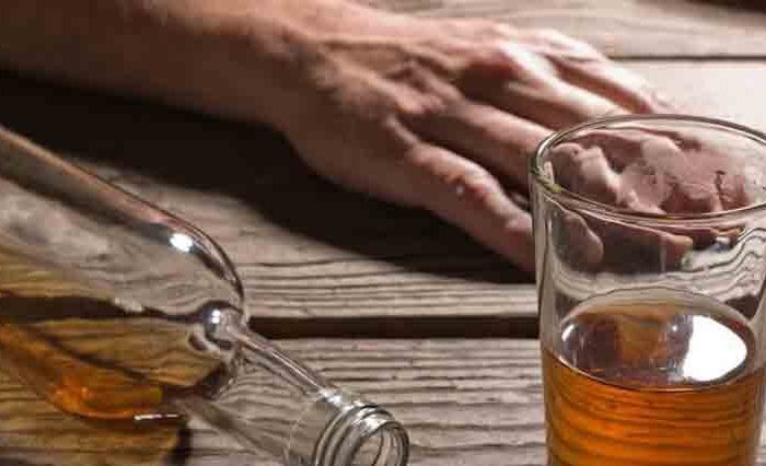 عوارض مصرف الکل را جدی بگیرید؛ از التهاب معده تا هپاتیت الکلی