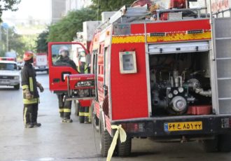 نجات دو خانم از منزل همزمان با مهار آتش‌سوزی خودرو در کاشان