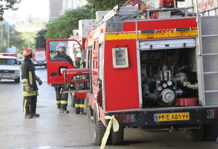 نجات دو خانم از منزل همزمان با مهار آتش‌سوزی خودرو در کاشان