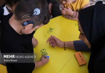 استفاده از سمعک برای افراد کم‌شنوا نباید به تاخیر بیافتد