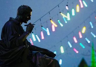 افراد اخلاق‌مدار شادتر از دیگران‌اند یا غمگین‌تر؟