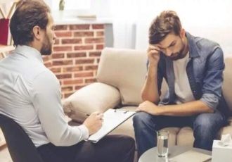 این جمله‌ها را به فرد مضطرب نگویید؛ حالش را بدتر می‌کند