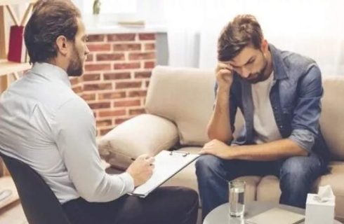 این جمله‌ها را به فرد مضطرب نگویید؛ حالش را بدتر می‌کند