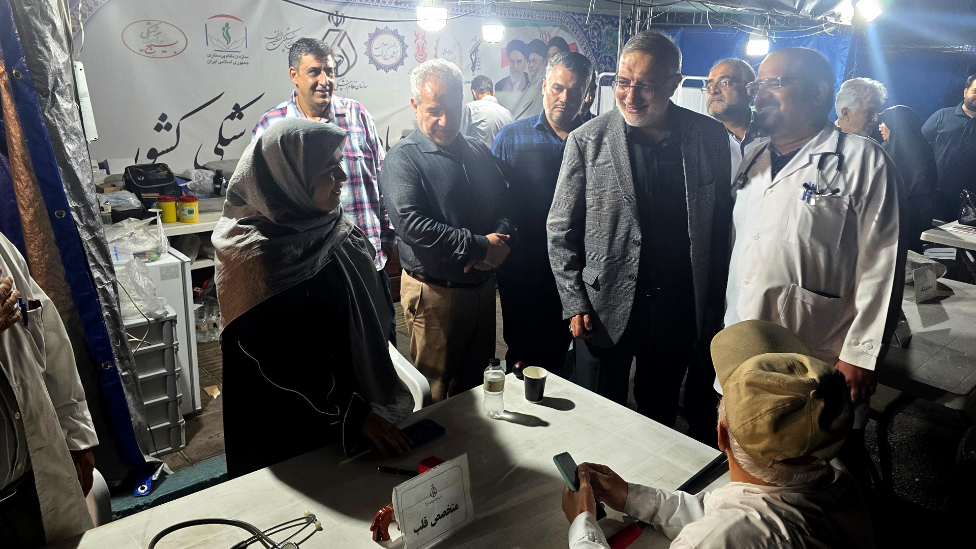 بازدید شهردار تهران و رئیس کمیسیون بهداشت مجلس از فعالیت پزشکان جهادی در میدان ونک