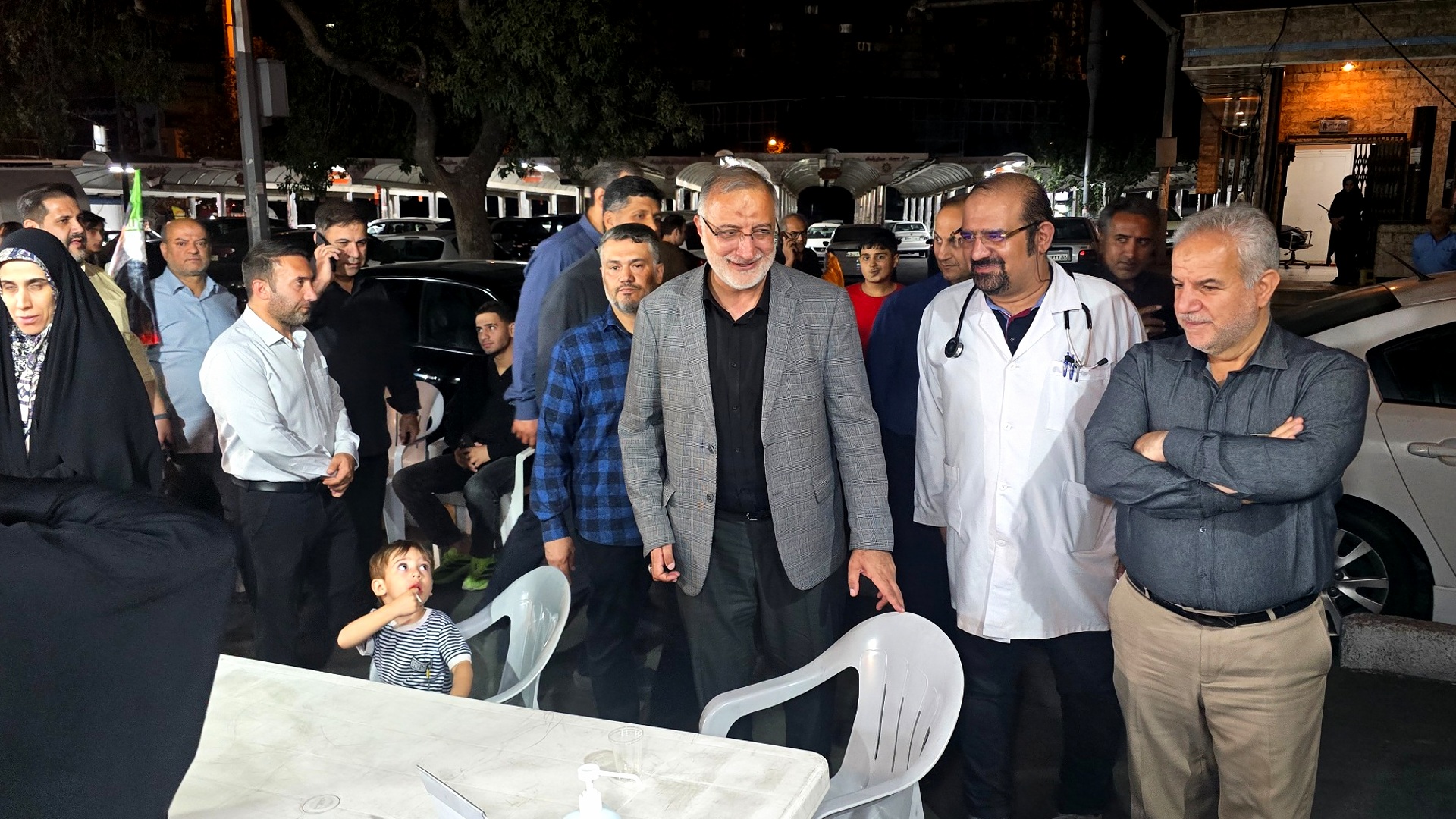 بازدید شهردار تهران و رئیس کمیسیون بهداشت مجلس از فعالیت پزشکان جهادی در میدان ونک