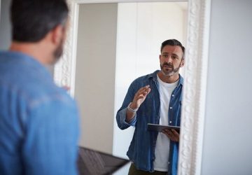 نحوه صحبت کردن با خودمان مهم است/ چطور با خودمان بهتر صحبت کنیم؟