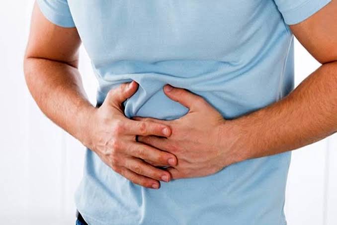 نفخ شکم؛ کدام دمنوش‌ها کمک‌کننده‌اند و چه زمانی باید علت را جدی گرفت؟