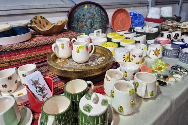 پشت غرفه‌های رنگارنگ، چه خبر است؟ اینجا هر محصول یک قصه دارد
