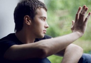 چرا با غریبه‌ها راحت‌تر درددل می‌کنیم؟