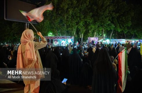 اقامه نماز استغاثه به ساحت مقدس امام زمان (عج)‌ در حسینیه شهدای اراک