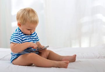 موبایل را ابزار سرگرم کردن و ساکت کردن کودک نکنیم