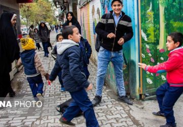 کودکانی که «دست‌بزن» دارند؛ چگونه با این مشکل برخورد کنیم؟